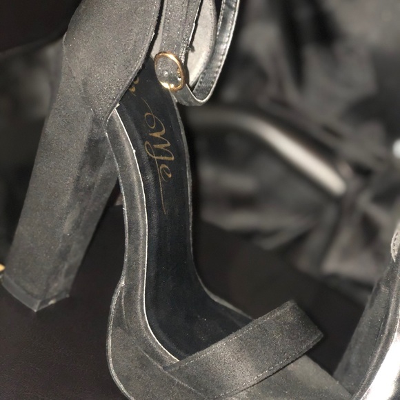 Black heels - Picture 3 of 4